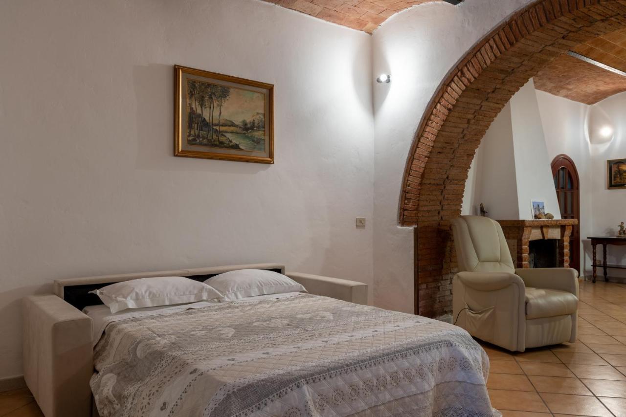 Enchanting Flat With Patio In Abbadia A Isola Monteriggioni Extérieur photo