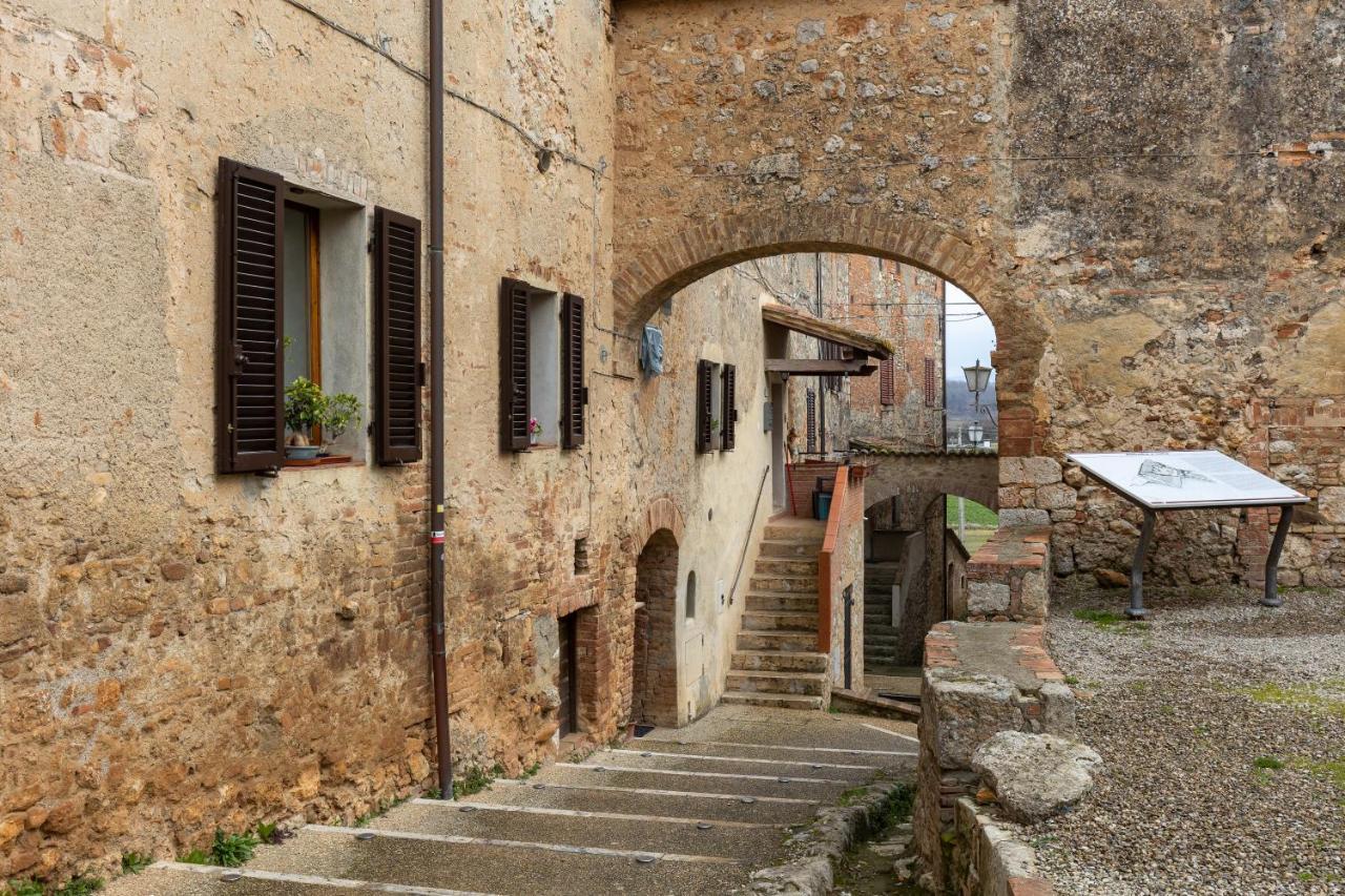 Enchanting Flat With Patio In Abbadia A Isola Monteriggioni Extérieur photo